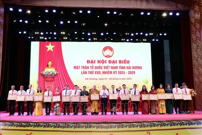 Tặng Bằng khen của Chủ tịch UBND tỉnh Hải Dương cho các tập thể, cá nhân có thành tích xuất sắc trong nhiệm kỳ 2019-2024. Ảnh: Mạnh Tú - TTXVN