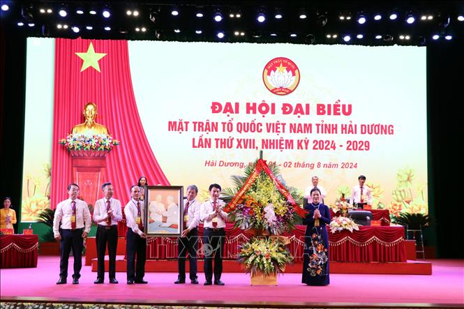 Lãnh đạo Ủy ban Trung ương MTTQ Việt Nam tặng hoa và bức ảnh lưu niệm cho Ủy ban MTTQ Việt Nam tỉnh Hải Dương. Ảnh: Mạnh Tú - TTXVN