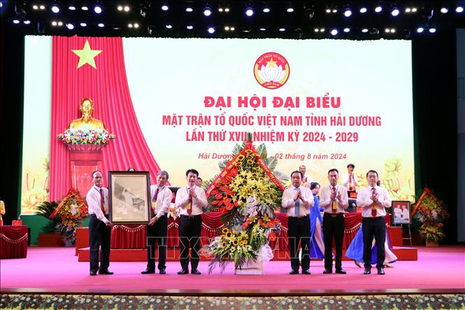 Bí thư Tỉnh ủy Hải Dương Trần Đức Thắng tặng hoa và bức ảnh lưu niệm cho Ủy ban MTTQ Việt Nam tỉnh Hải Dương. Ảnh: Mạnh Tú - TTXVN