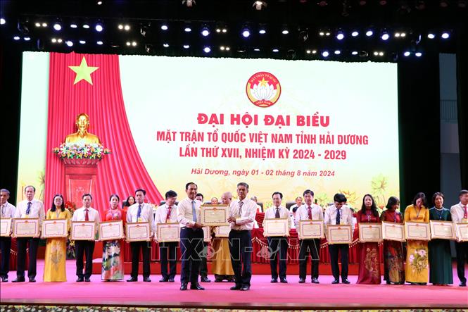 Tặng Bằng khen của Chủ tịch UBND tỉnh Hải Dương cho các tập thể, cá nhân có thành tích xuất sắc trong nhiệm kỳ 2019-2024. Ảnh: Mạnh Tú - TTXVN