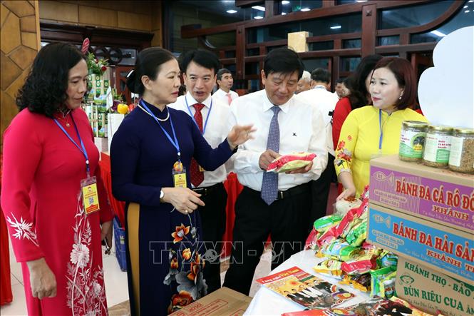 Các đại biểu thăm các gian hàng trưng bày các sản phẩm OCOP của tỉnh Hải Dương. Ảnh: Mạnh Tú - TTXVN