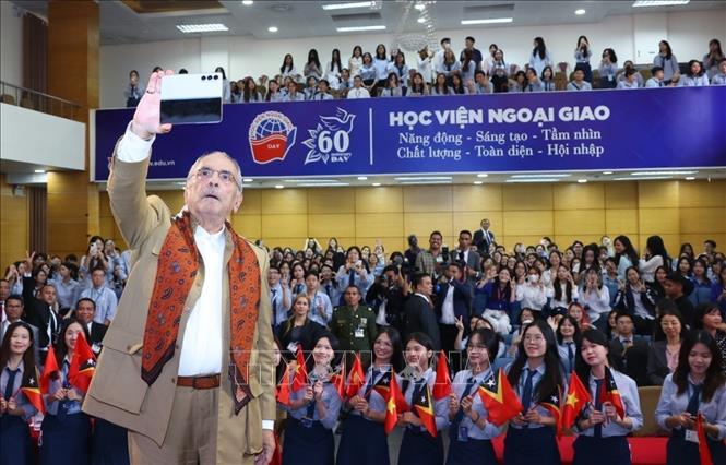 Timor-Leste President José Ramos-Horta takes a photo with students of the Diplomatic Academy of Vietnam. VNA Photo: Văn Điệp