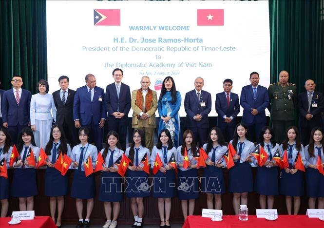 Timor-Leste President José Ramos-Horta takes a photo with students of the Diplomatic Academy of Vietnam. VNA Photo: Văn Điệp