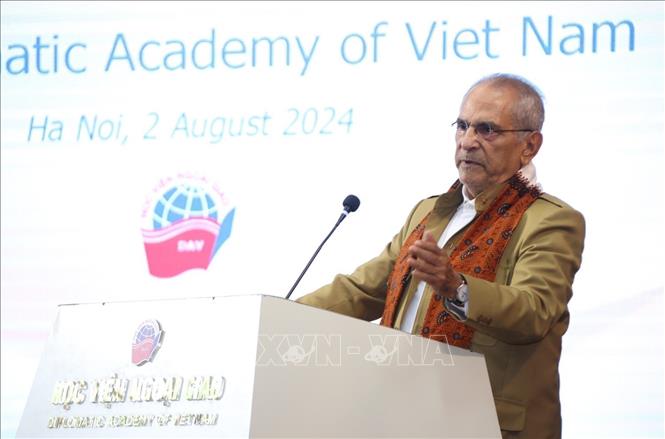Timor-Leste President José Ramos-Horta talks to students of the Diplomatic Academy of Vietnam. VNA Photo: Văn Điệp