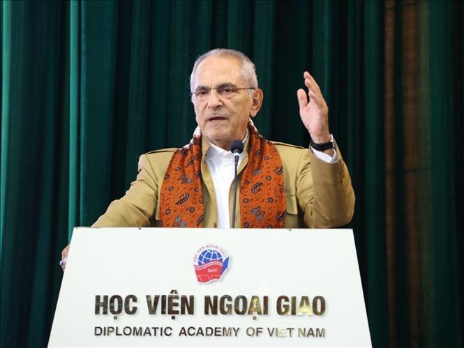 Timor-Leste President José Ramos-Horta talks to students of the Diplomatic Academy of Vietnam. VNA Photo: Văn Điệp