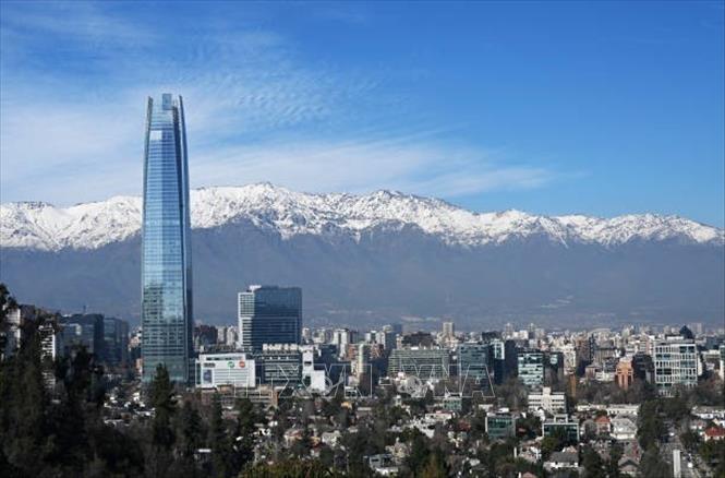 Quang cảnh thủ đô Santiago của Chile, ngày 2/7/2024. Ảnh: Getty Images/TTXVN