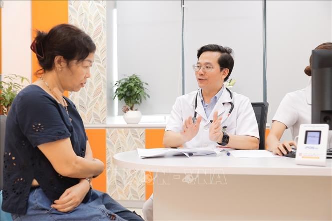 Bác sĩ khám, tư vấn cho bệnh nhân tại phòng khám của bệnh viện Bạch Mai. Ảnh: Minh Quyết - TTXVN