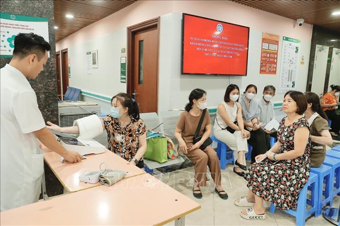 Khu vực đo huyết áp cho bệnh nhân đến khám. Ảnh: Minh Quyết - TTXVN