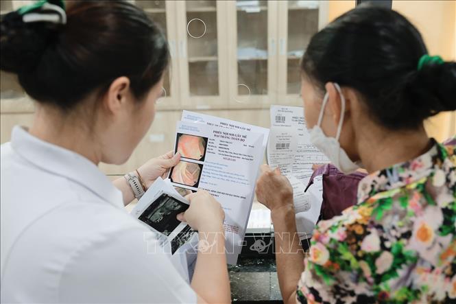 Bệnh nhân được khám và trả kết quả đến 21h. Ảnh: Minh Quyết - TTXVN