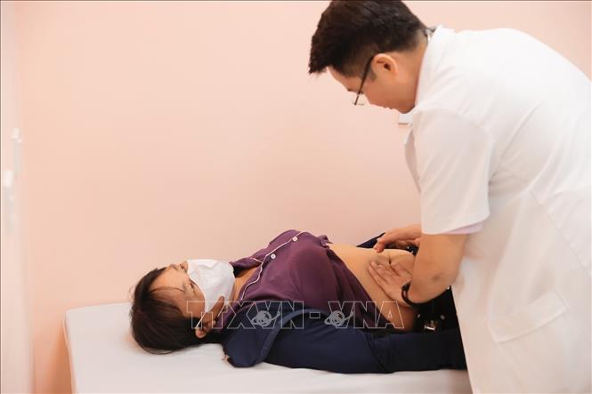 Bác sĩ khám, tư vấn cho bệnh nhân tại phòng khám của bệnh viện Bạch Mai. Ảnh: Minh Quyết - TTXVN