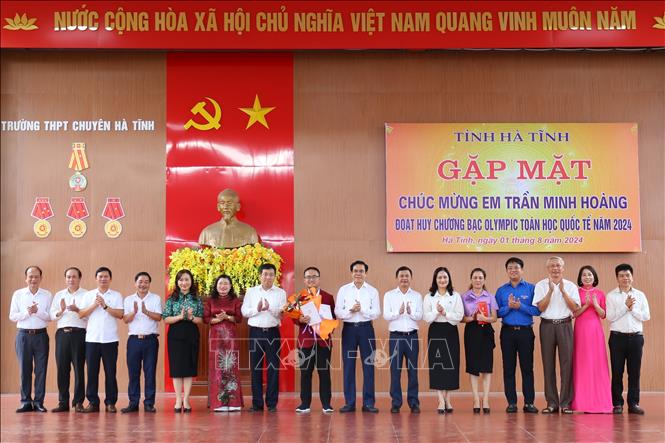Lãnh đạo tỉnh Hà Tĩnh chúc mừng thành tích của Trần Minh Hoàng. Ảnh: Hoàng Ngà - TTXVN