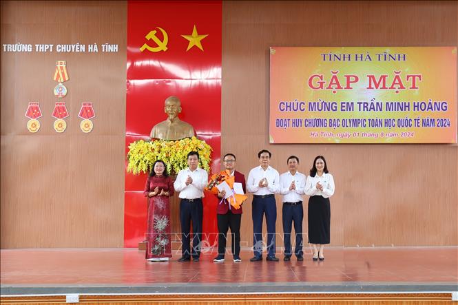 Lãnh đạo tỉnh Hà Tĩnh chúc mừng Trần Minh Hoàng đạt Huy chương Bạc Olympic Toán quốc tế 2024. Ảnh: Hoàng Ngà - TTXVN