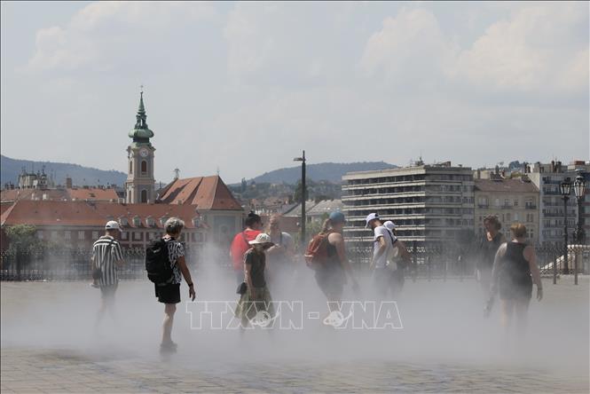 Phun hơi sương để giảm nhiệt trên đường phố tại Budapest, Hungary, ngày 11/7/2024. Ảnh: THX/TTXVN
