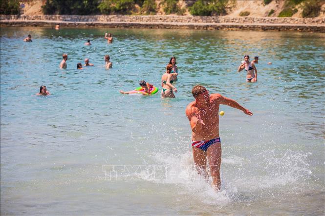 Người dân tắm biển tránh nóng tại Rijeka, Croatia, ngày 11/7/2024. Ảnh: THX/TTXVN