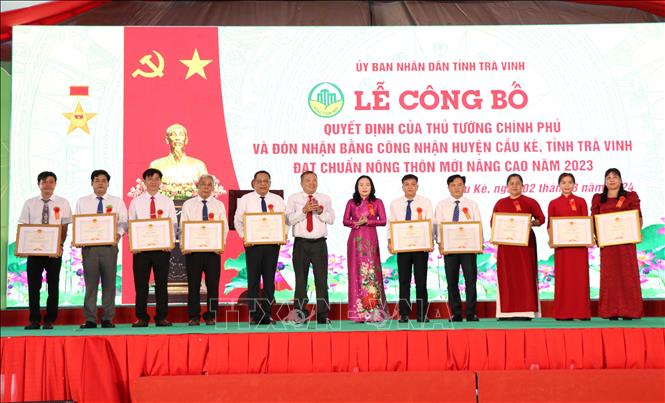 Tặng Bằng khen của Chủ tịch UBND tỉnh Trà Vinh cho các cá nhân có thành tích tiêu biểu trong xây dựng huyện nông thôn mới nâng cao. Ảnh: Thanh Hòa - TTXVN