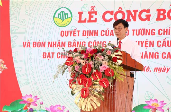 Chủ tịch UBND huyện Cầu Kè Trần Phong Ba báo cáo kết quả xây dựng nông thôn mới nâng cao của địa phương. Ảnh: Thanh Hòa - TTXVN