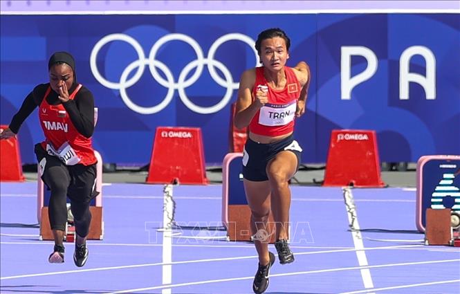 Trần Thị Nhi Yến về nhất lượt chạy thứ 2 vòng sơ loại 100m nữ môn điền kinh với thành tích 11''81. Ảnh: Hoàng Linh-TTXVN
