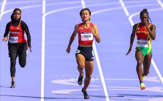 Nhi Yến (giữa) băng băng về đích. Ảnh: Hoàng Linh-TTXVN

