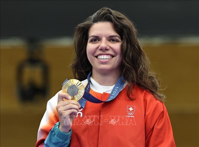 Xạ thủ Chiara Leone của Thụy Sĩ giành HCV nội dung 50m súng trường 3 tư thế nữ tại Olympic 2024. Ảnh: THX/TTXVN