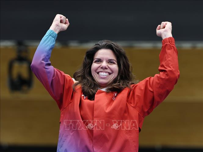 Xạ thủ Chiara Leone của Thụy Sĩ giành HCV nội dung 50m súng trường 3 tư thế nữ tại Olympic 2024. Ảnh: THX/TTXVN