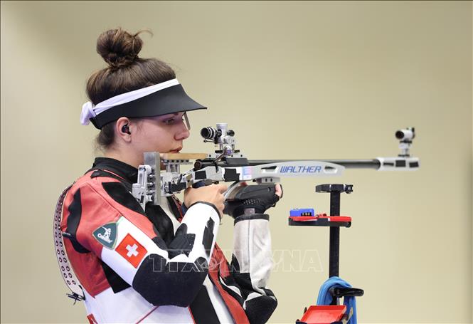 Xạ thủ Chiara Leone của Thụy Sĩ thi đấu nội dung 50m súng trường 3 tư thế nữ tại Olympic 2024. Ảnh: THX/TTXVN