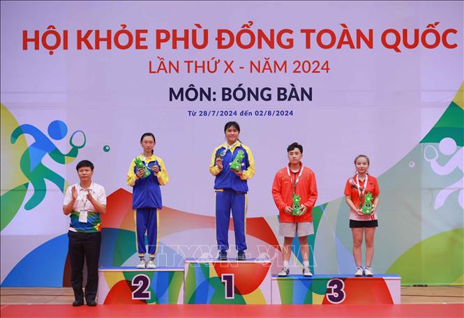 Ban tổ chức trao huy chương Vàng, Bạc, Đồng nội dung đơn nữ. Ảnh: Thanh Tùng - TTXVN
