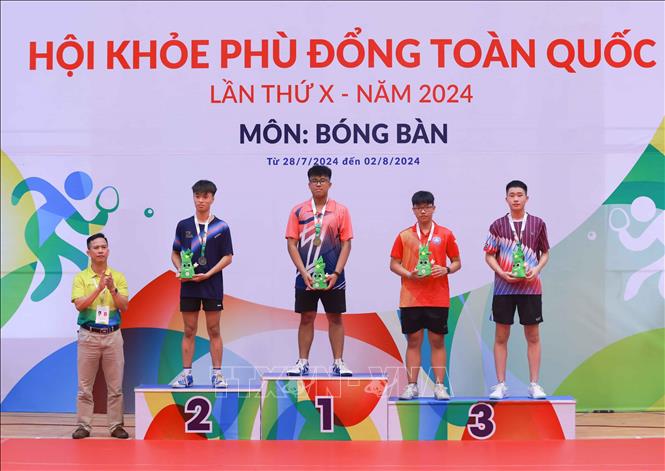 Ban tổ chức trao huy chương Vàng, Bạc, Đồng nội dung đơn nam. Ảnh: Thanh Tùng - TTXVN