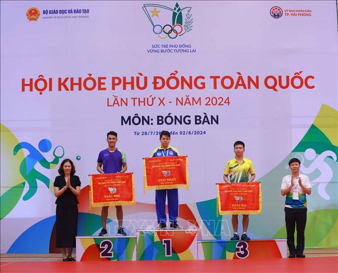 Ban tổ chức trao giải Nhất cho TP Hồ Chí Minh, Phú Thọ giải Nhì và Hải Dương giải Ba. Ảnh: Thanh Tùng - TTXVN