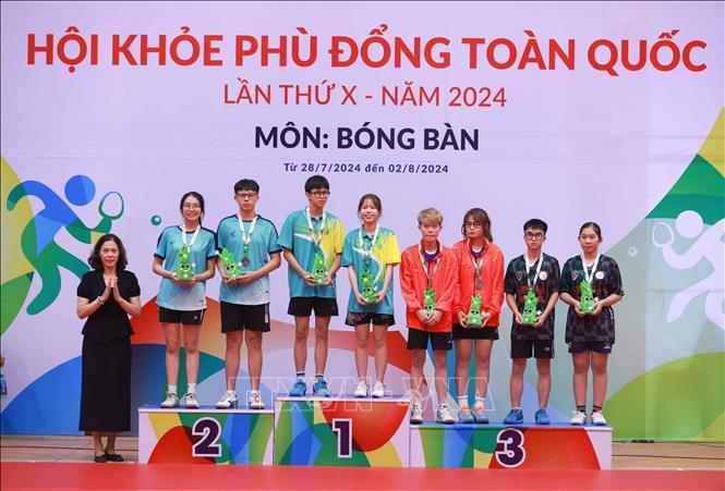 Ban tổ chức trao huy chương Vàng, Bạc, Đồng nội dung đôi nam nữ. Ảnh: Thanh Tùng - TTXVN