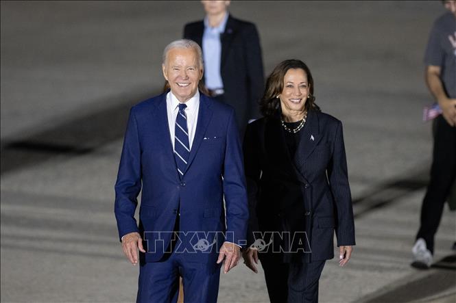 Phó Tổng thống Mỹ Kamala Harris (phải) cùng Tổng thống Joe Biden dự một sự kiện ở căn cứ không quân Andrews, bang Maryland, ngày 1/8/2024. Ảnh: THX/TTXVN