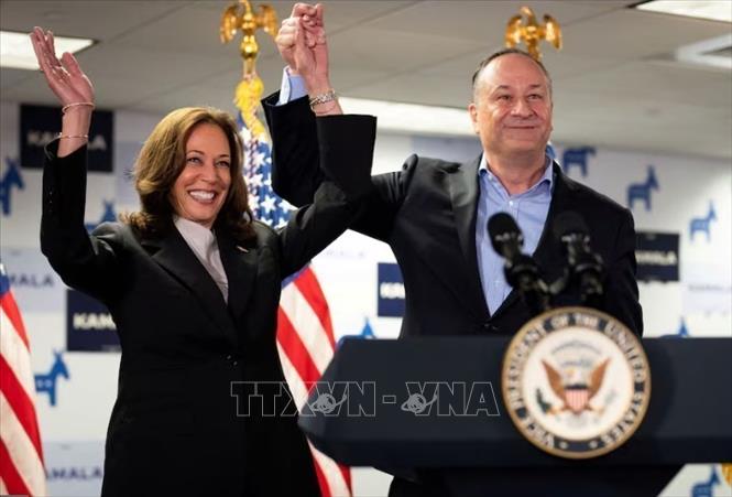 Phó Tổng thống Mỹ Kamala Harris (trái) cùng phu quân Doug Emhoff trong cuộc vận động bầu cử ở Wilmington, Delaware, ngày 22/7/2024. Ảnh: Reuters/TTXVN