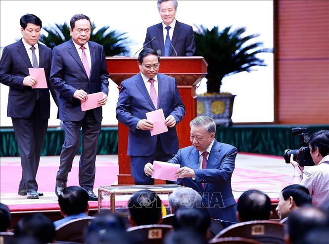 Members of the 13th CPC CC cast their votes for the Party General Secretary position. VNA Photo
