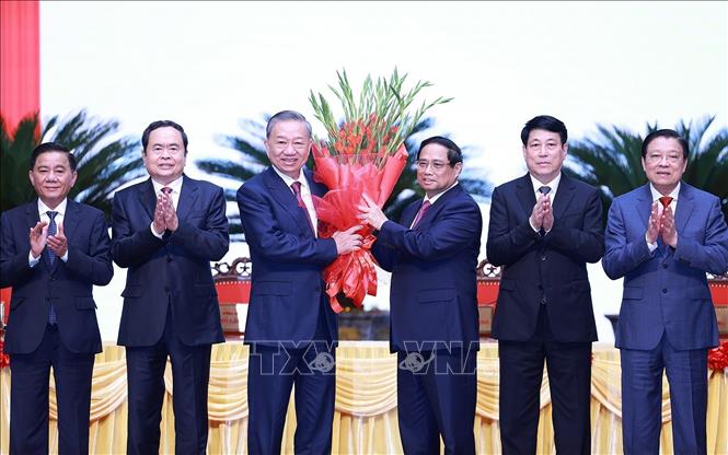 Prime Minister Pham Minh Chinh and other members of the 13th CPVCC congratulate Party General Secretary To Lam. VNA Photo