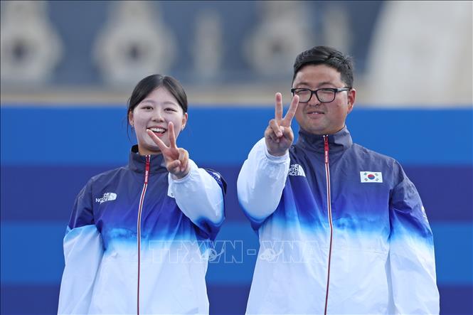 Bộ đôi cung thủ Lim Si-hyeon (trái) và Kim Woo-jin của Hàn Quốc giành Huy chương Vàng môn bắn cung đồng đội phối hợp nam nữ tại Olympic Paris 2024, ngày 2/8/2024. Ảnh: YONHAP/TTXVN