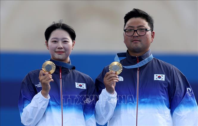 Bộ đôi cung thủ Lim Si-hyeon (trái) và Kim Woo-jin của Hàn Quốc giành Huy chương Vàng môn bắn cung đồng đội phối hợp nam nữ tại Olympic Paris 2024, ngày 2/8/2024. Ảnh: THX/TTXVN