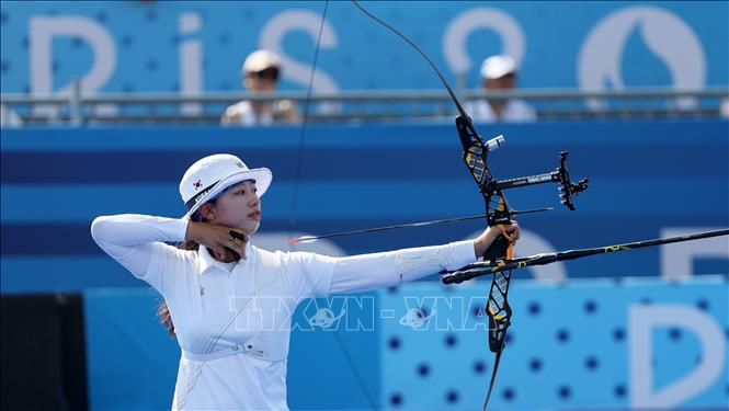 Cung thủ Lim Si-hyeon của Hàn Quốc thi đấu môn bắn cung đồng đội phối hợp nam nữ tại Olympic Paris 2024, ngày 2/8/2024. Ảnh: YONHAP/TTXVN