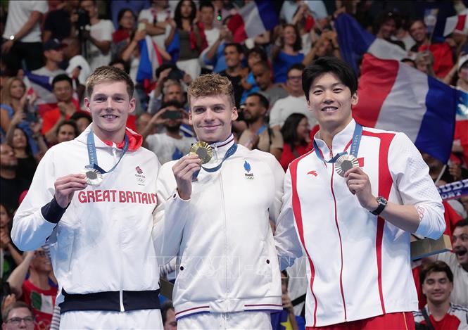 Kình ngư Pháp Leon Marchand (giữa) đoạt HCV bơi hỗn hợp cá nhân 200m nam tại Olympic Paris 2024, ngày 2/8/2024. HCB nội dung này thuộc về VĐV Duncan Scott (Anh) và HCĐ thuộc về VĐV Wang Shun (Trung Quốc). Ảnh: THX/TTXVN 