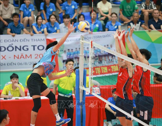 Trận đấu giữa đội Quảng Trị (áo xanh) trong trận gặp đội Hòa Bình. Ảnh: Thanh Tùng - TTXVN 
