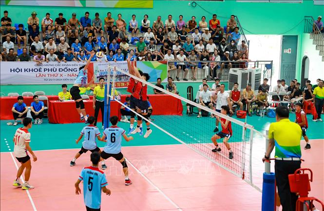Trận đấu giữa đội Quảng Trị (áo xanh) trong trận gặp đội Hòa Bình. Ảnh: Thanh Tùng - TTXVN 

