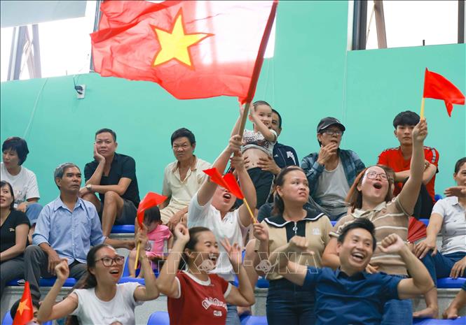 Khán giả nhiệt tình cổ vũ các đội thi đấu. Ảnh: Thanh Tùng - TTXVN