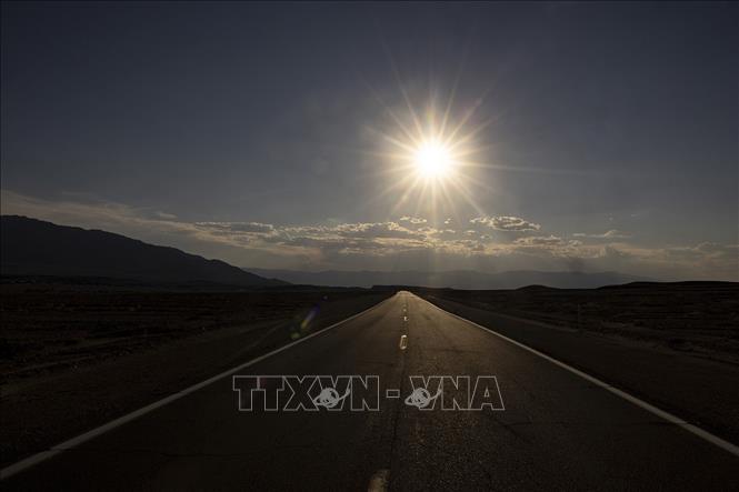 Hoàng hôn trên tuyến đường cao tốc 190 chạy qua Công viên quốc gia Thung lũng tử thần gần Furnace Creek, California (Mỹ) ngày 7/7/2024. Ảnh: Getty Images/TTXVN