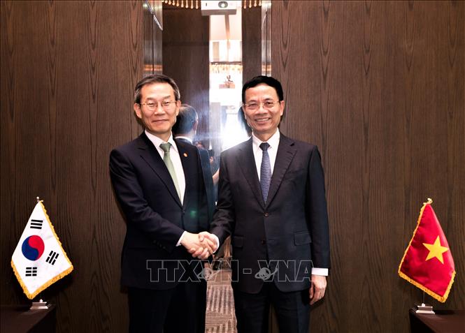 Bộ trưởng Nguyễn Mạnh Hùng và Bộ trưởng Khoa học và Công nghệ thông tin-truyền thông Hàn Quốc (MSIT) Lee Jong-ho. Ảnh: Khánh Vân - TTXVN tại Hàn Quốc