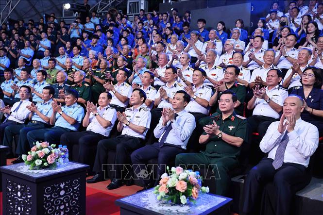 Các đại biểu tham dự chương trình nghệ thuật 