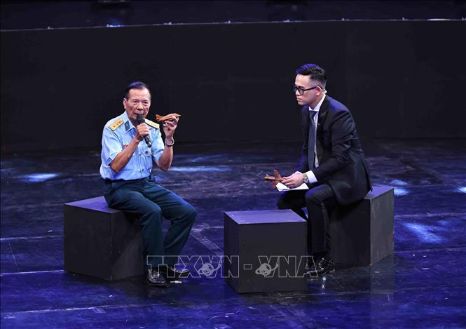 Giao lưu với Cựu chiến binh Ngô Xuân Huy - Nguyên Trưởng đài trinh sát phòng không Tiểu đoàn Pháo phòng không 217, trực tiếp chỉ huy đài chiến đấu đặt trên đỉnh núi Bài Thơ, thị xã Hòn Gai (tỉnh lỵ của tỉnh Quảng Ninh vào năm 1964). Ảnh: Minh Đức - TTXVN