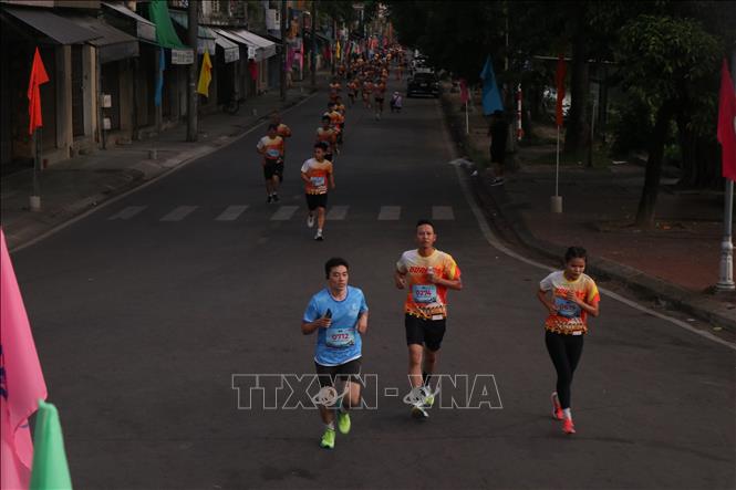 Giải chạy nhằm động viên tiểu thương và người dân rèn luyện sức khỏe. Ảnh: Mai Trang - TTXVN 