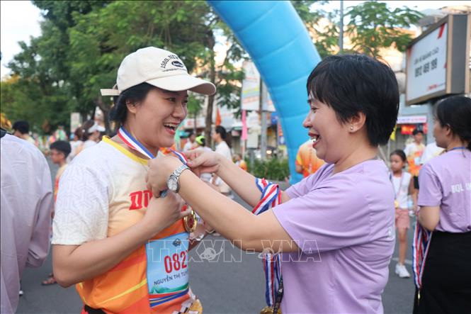 Trao huy chương cho vận động viên về đích. Ảnh: Mai Trang - TTXVN