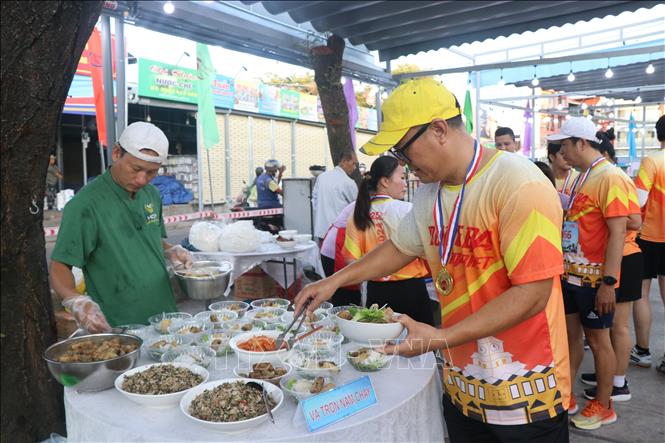 Ngoài tham gia giải chạy, các vận động viên được tham gia gian hàng Buffet ẩm thực. Ảnh: Mai Trang - TTXVN