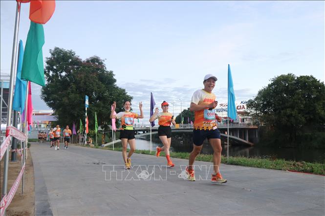 Các vận động viên tham gia giải chạy với cự ly 4km. Ảnh: Mai Trang - TTXVN