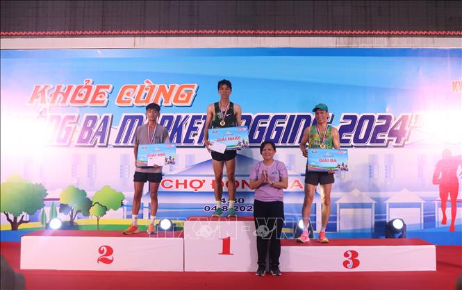 Trao giải cho các vận động viên nam xuất sắc nhất. Ảnh: Mai Trang - TTXVN
