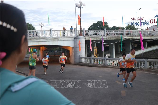 Người dân theo dõi và cổ vũ các vận động viên. Ảnh: Mai Trang - TTXVN